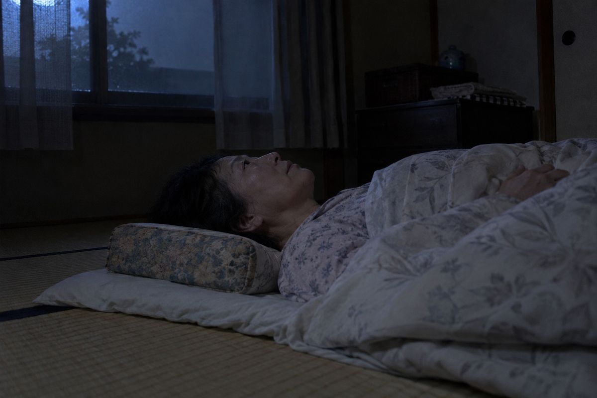 夜中に目が覚めて眠れない女性